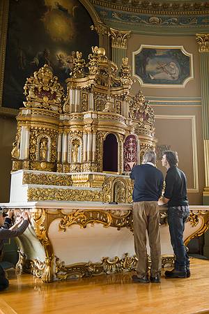 Les restaurateurs examinent le maître-autel.