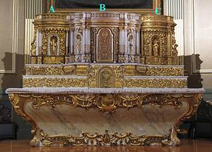 Photo du maître-autel avec une partie restaurée, une partie remplacée par le panneau photo et une partie avant restauration.