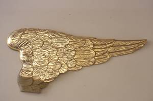 Une fois la pièce recouverte de feuilles d'or, le restaurateur applique une colle de peau pour la protéger.