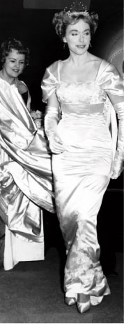 Michelle Tisseyre, portant sa robe le soir de son couronnement.