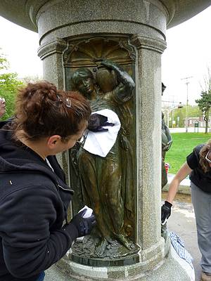 Entretien de la fontaine James-Simpson-Mitchell, à Sherbooke.