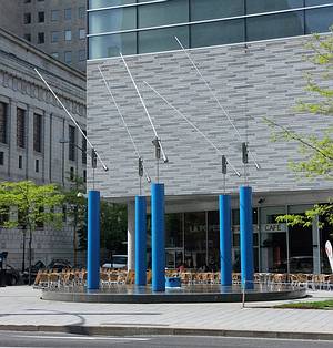 Fontaine cinétique de Charles Daudelin installée au Palais des congrès, avenue Viger, à Montréal.