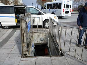 Photo montrant l'accès sécurisé de la salle des machines souterraine de la fontaine de Tourny.