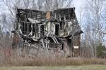 Photo montrant une des maisons dont le toit est éventré.