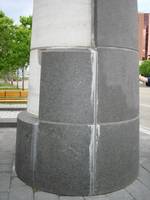 La photo montre la dégradation de la pierre et des joints sur plusieurs parties du monument.