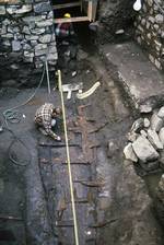 L'archéologue Daniel Laroche lors de la découverte de l'embarcation sous la maison Estèbe (aujourd'hui intégrée au Musée de la civilisation à Québec)