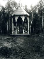 Le Calvaire du Lac Bouchette avant traitement. Six statues sont installées  sous un édicule en bois.