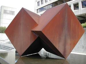 Sculpture en acier Corten intitulée 1+1=1, (1996), par Charles Daudelin, installée devant l'édifice Marie-Guyard à Québec. ©Succession Charles Daudelin / SODRAC (2009).