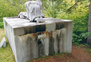 Photo de la station du Chemin de croix (1919), oeuvre de Delwaide et Goffin au sanctuaire du Lac Bouchette. Les socles en béton de ces stations, refaits dans les années quatre-vingt, étaient fissurés et l'eau infiltrée avait causé des coulures, des efflorescences et des concrétions.