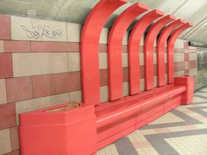 Photo de l'oeuvre en béton modifié aux résines de Patrice Gauthier (1988), située à la station Édouard-Montpetit du métro de Montréal.