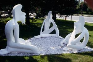 Dispute philosophique (1972). Oeuvre en ferro-ciment de Lewis Pagé, représentant 3 personnages assis en indien et discutant, située devant le Grand Théâtre de Québec.