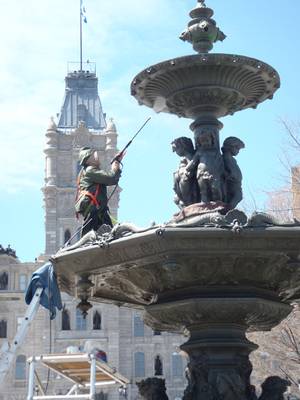 Un technicien nettoie l'un des bols de la fontaine de Tourny, à l'aide d'un pistolet à eau à forte pression.