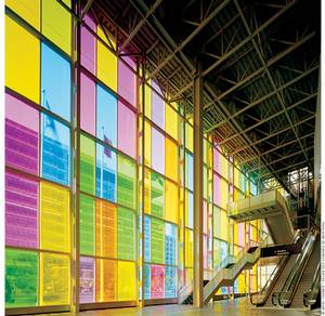 Photo d'une grande verrière colorée rose, jaune, vert et bleu du Palais des congrès de Montréal.