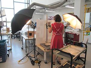 En atelier, chacune des tuiles est photographiée pour la documentation.