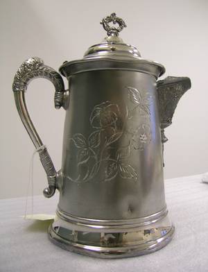 Photographie d'une cafetière en argenterie, provenant de la collection de la Maison Saint-Gabriel.